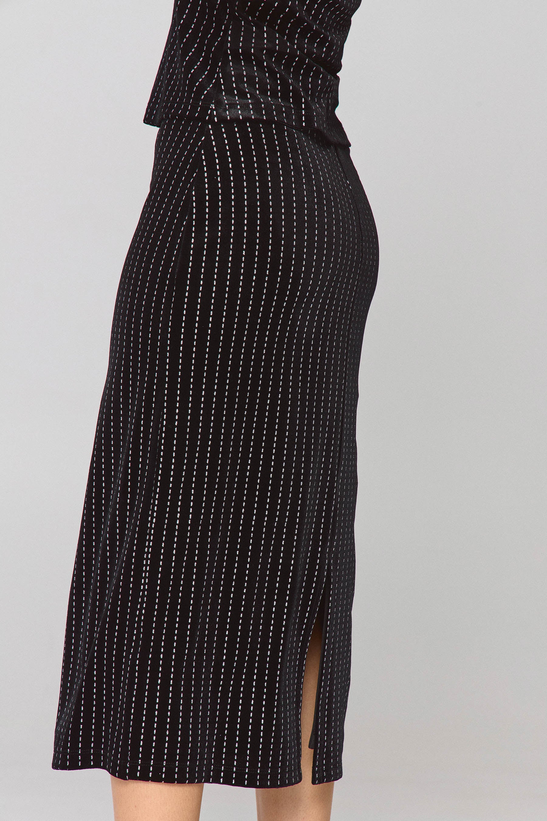 חצאית מידי קטיפה סילבר סטרייפס