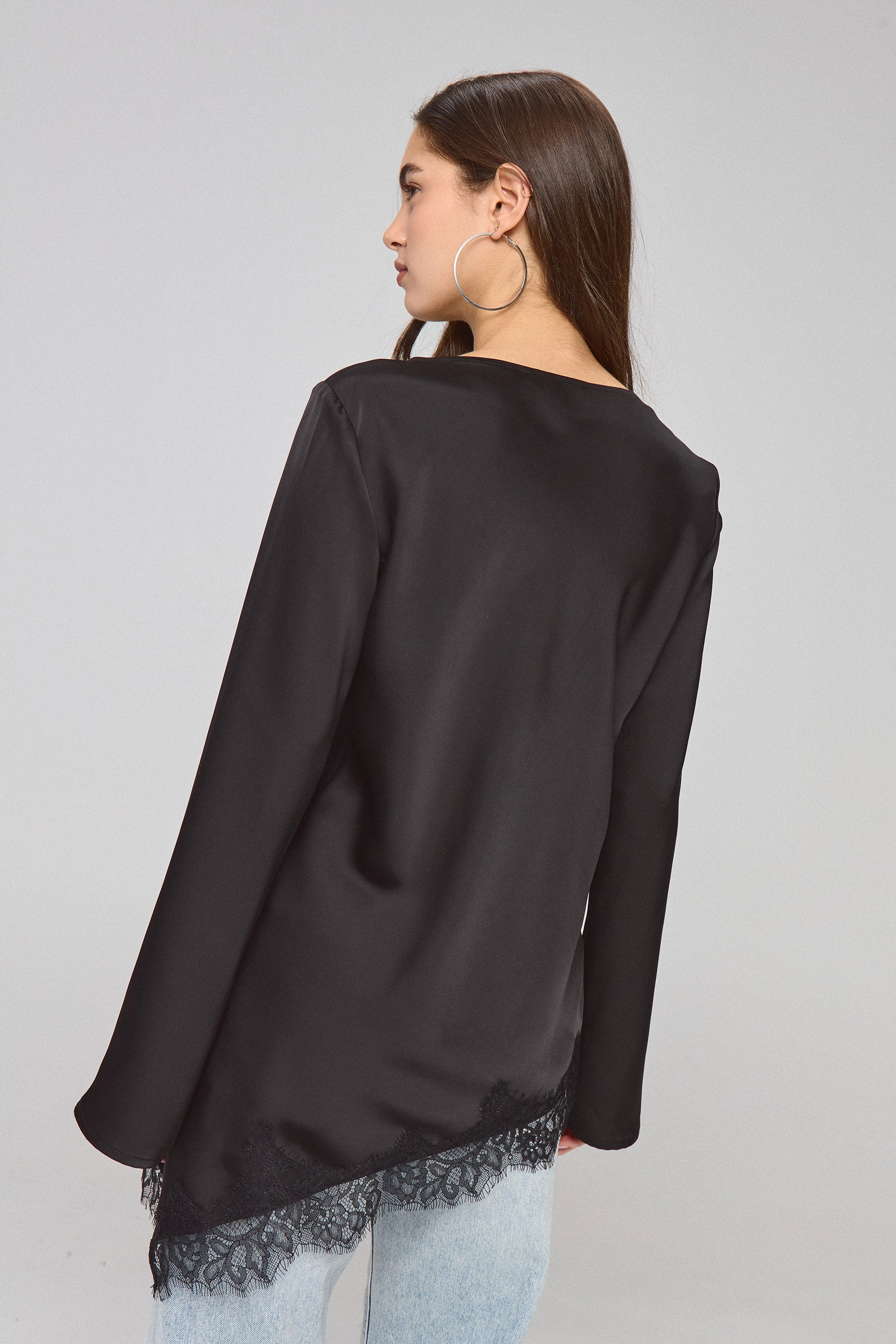 חולצת גלוסי תחרה לונג