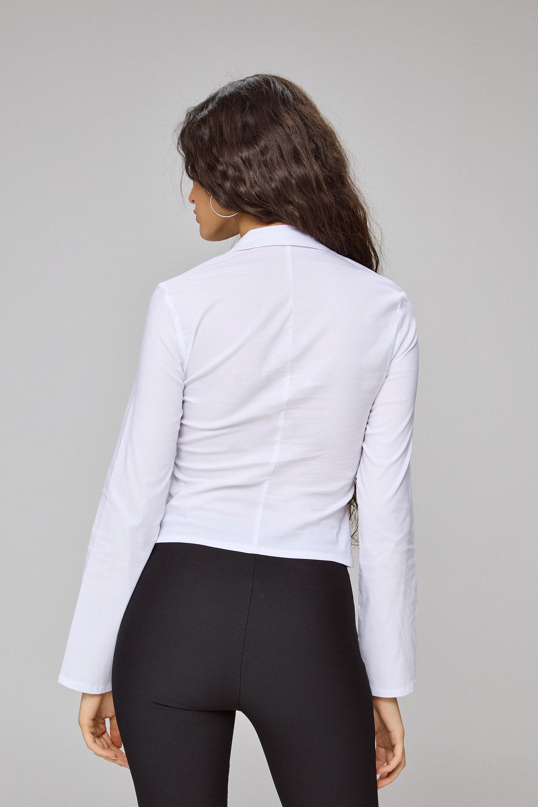 חולצת נעמי צווארון כיווצים