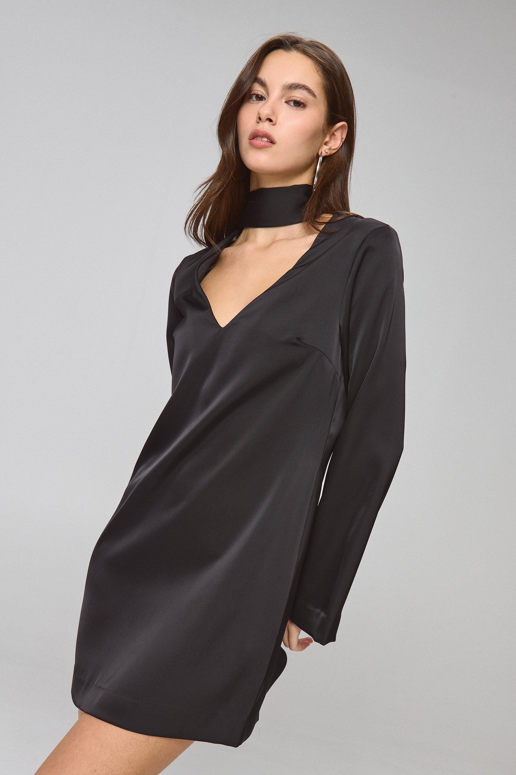 שמלת מיני גלוסי ש.ארוך צעיף