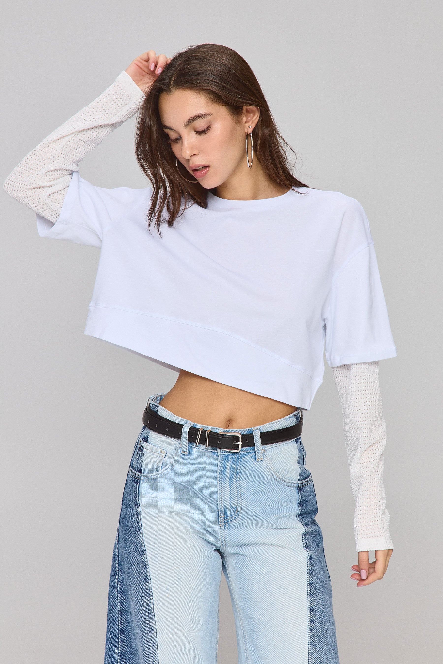 חולצת קרופ עם שרוול סריג