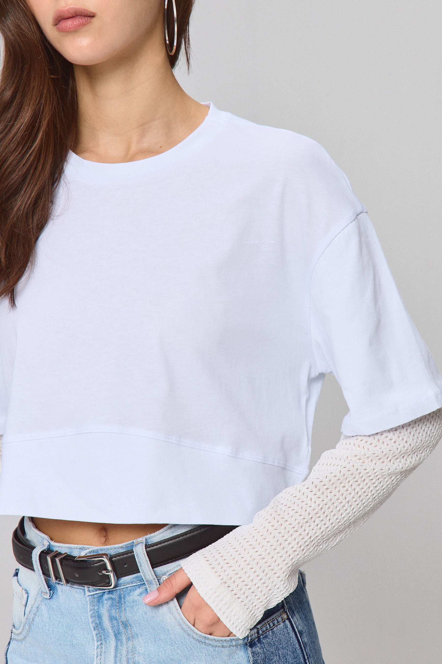 חולצת קרופ עם שרוול סריג