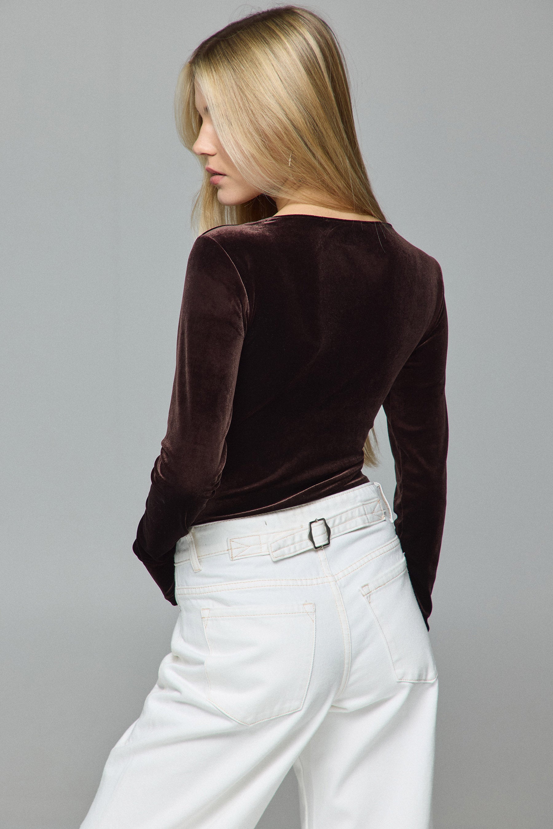 בגד גוף קטיפה בראון