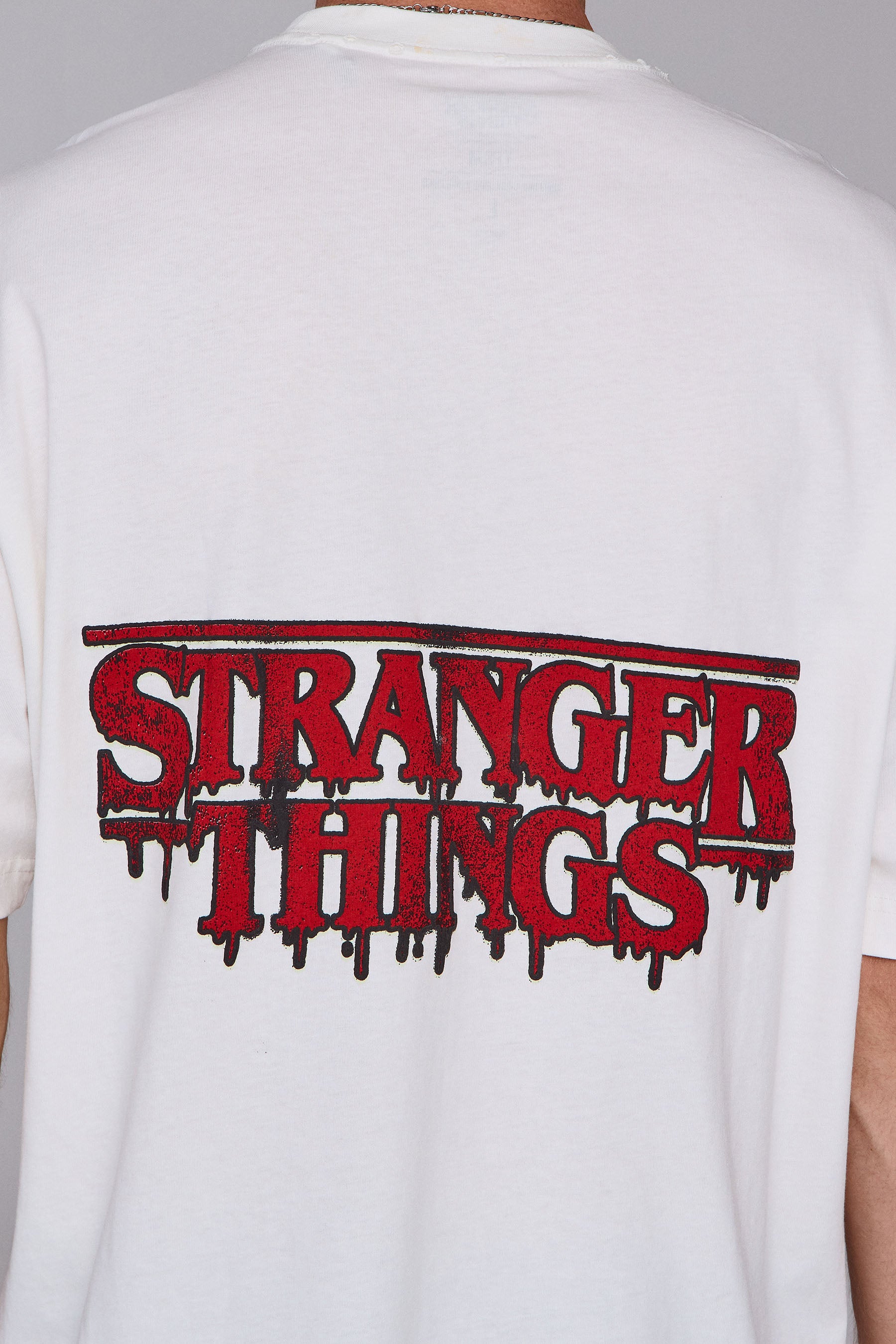 טי סטריינג'ר ת'ינגס בלודי לוגו