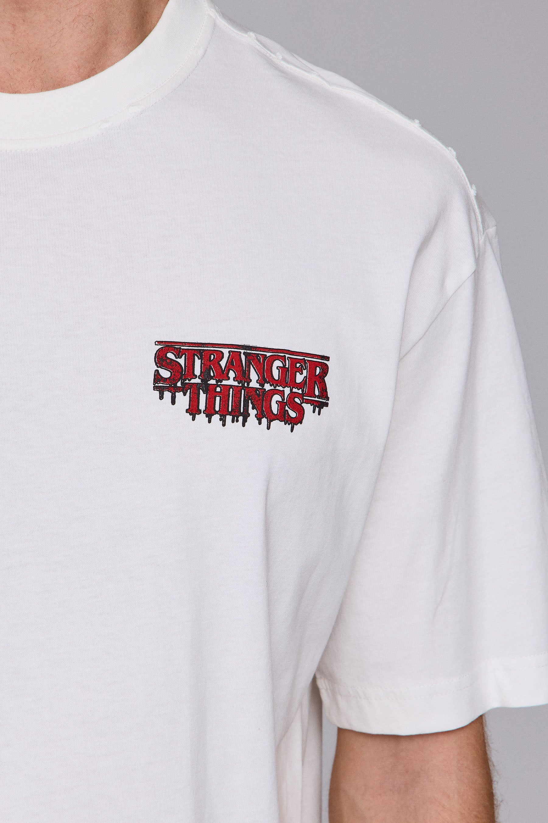 טי סטריינג'ר ת'ינגס בלודי לוגו