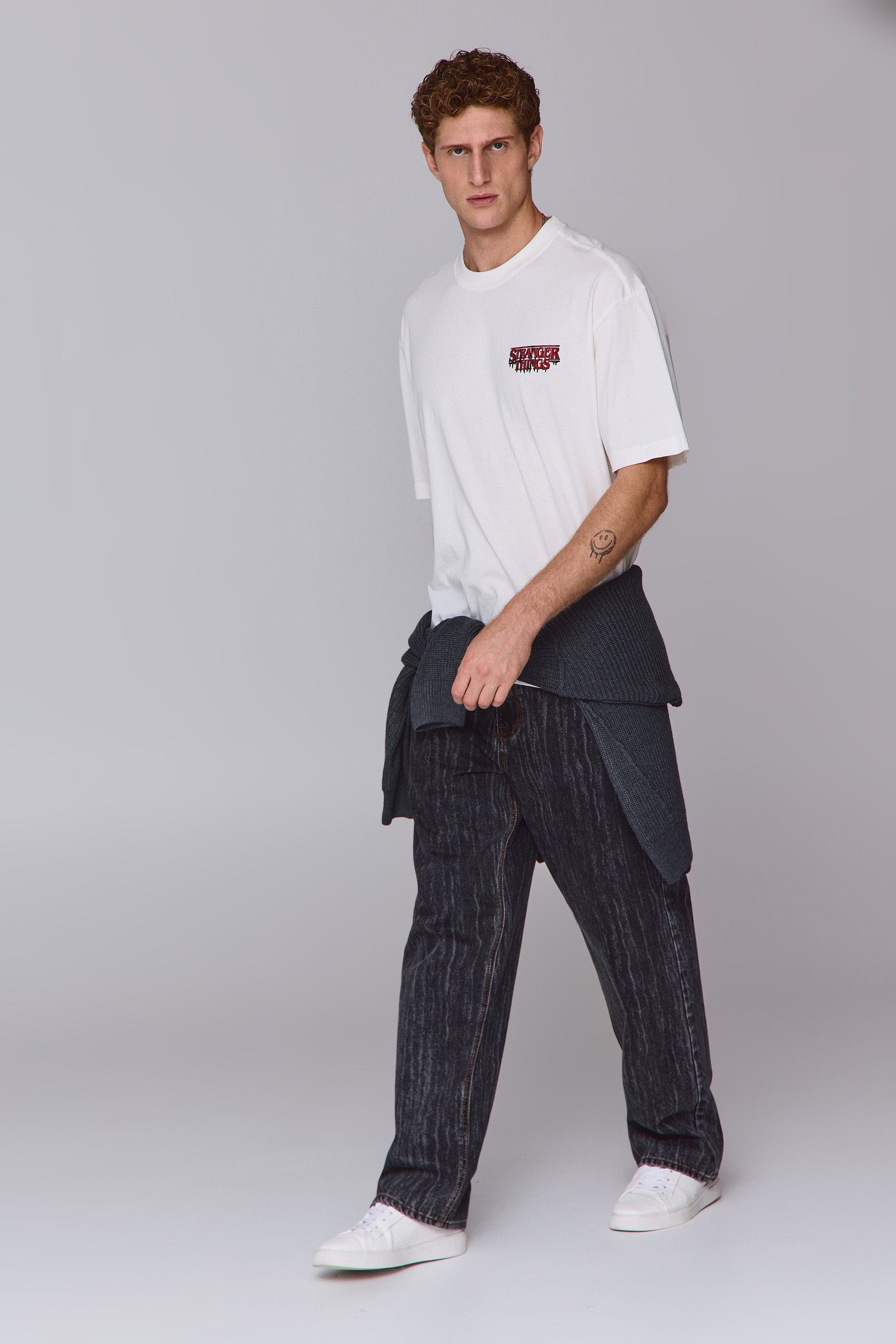 טי סטריינג'ר ת'ינגס בלודי לוגו