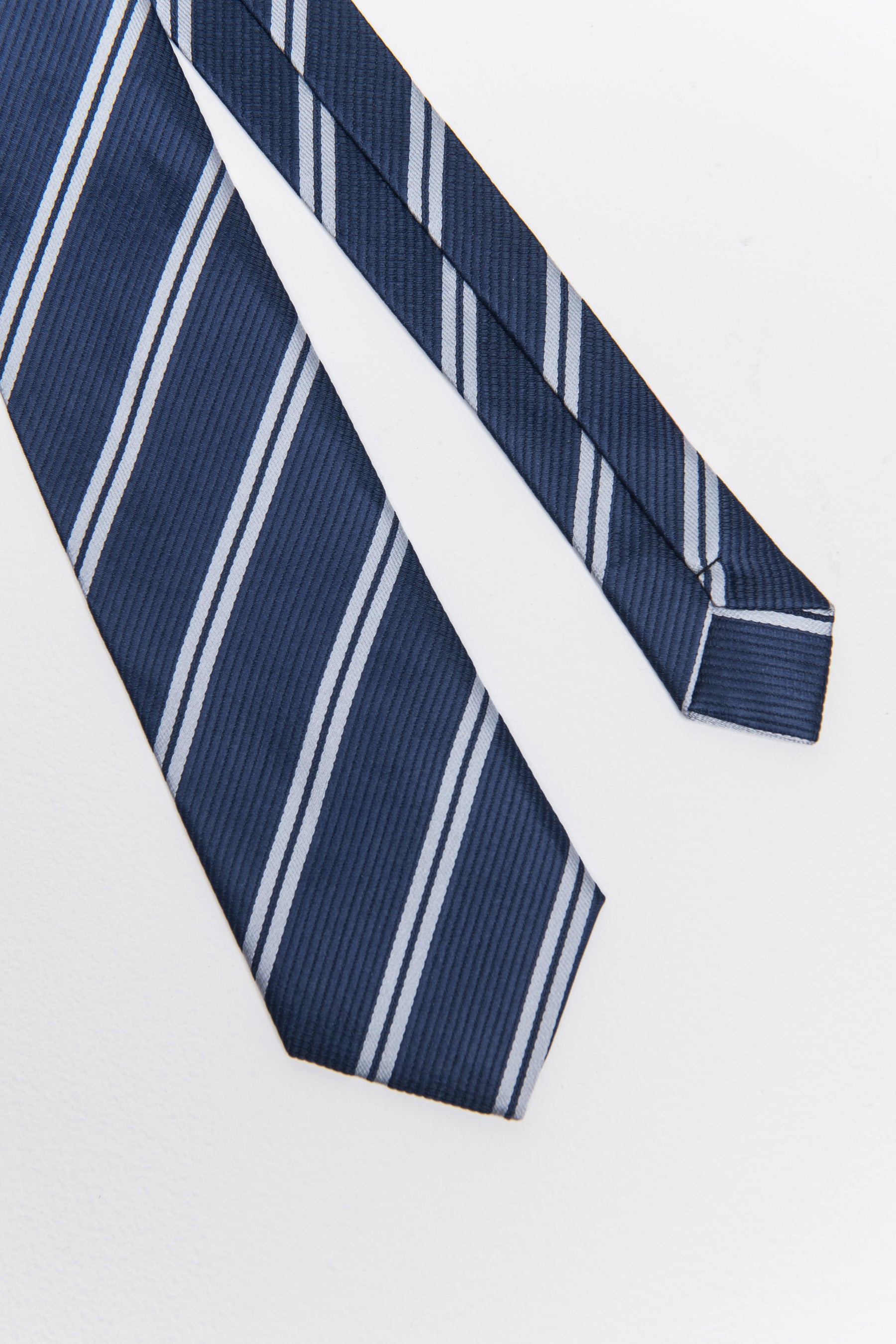 עניבת פסים נייבי