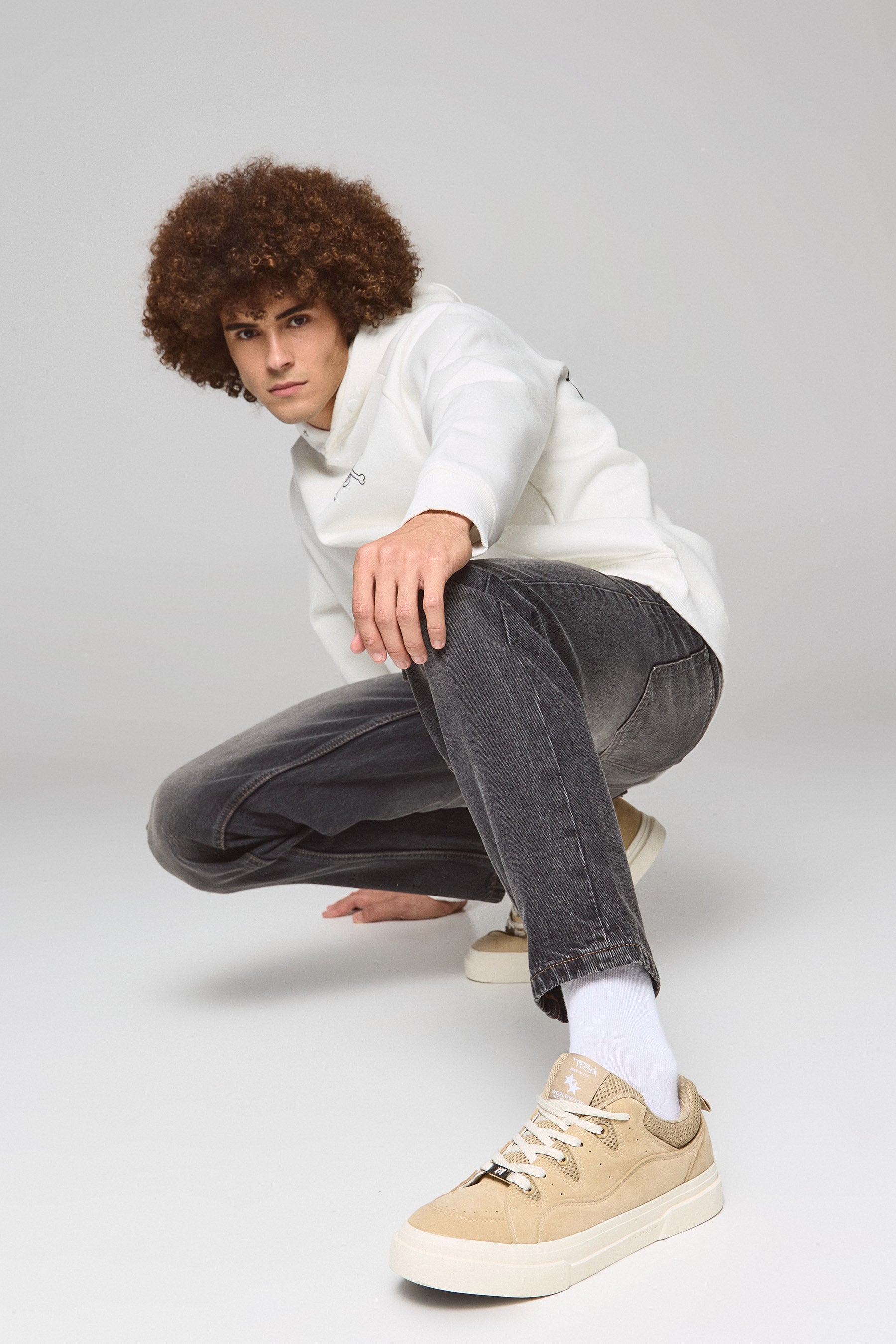 סניקרס אשטון